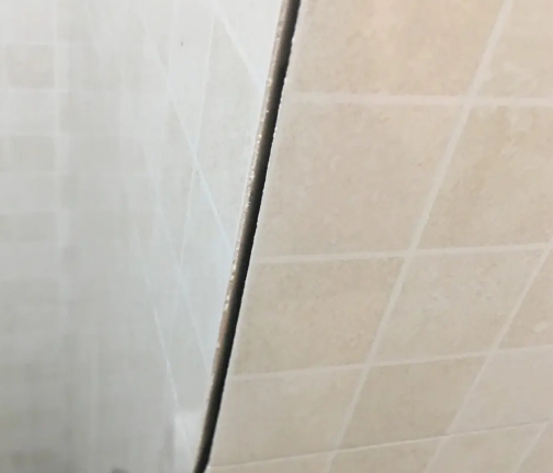容县瓷砖空鼓维修公司分享阳台瓷砖脱落的修复过程可以分为以下几个步骤