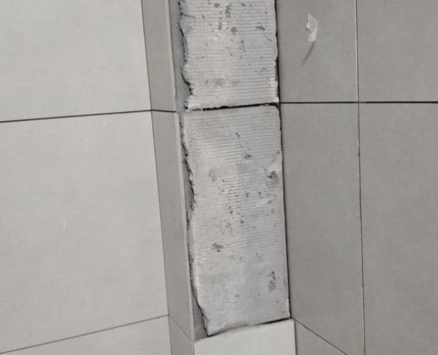 容县瓷砖空鼓维修公司分享下瓷砖施工前基层浇水润湿程度不足，可能导致以下问题