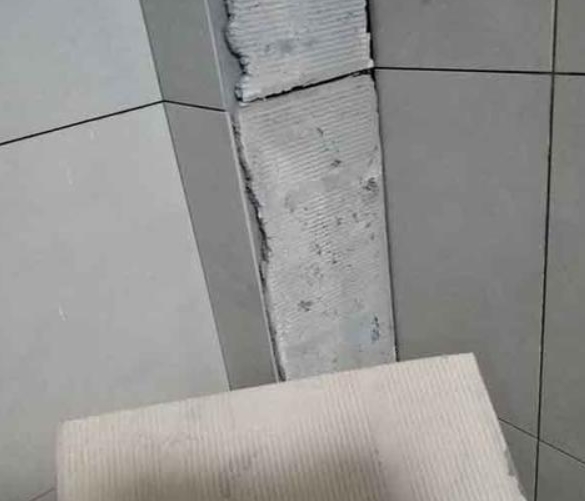 容县瓷砖空鼓维修公司分享下厨房瓷砖脱落的补救措施。